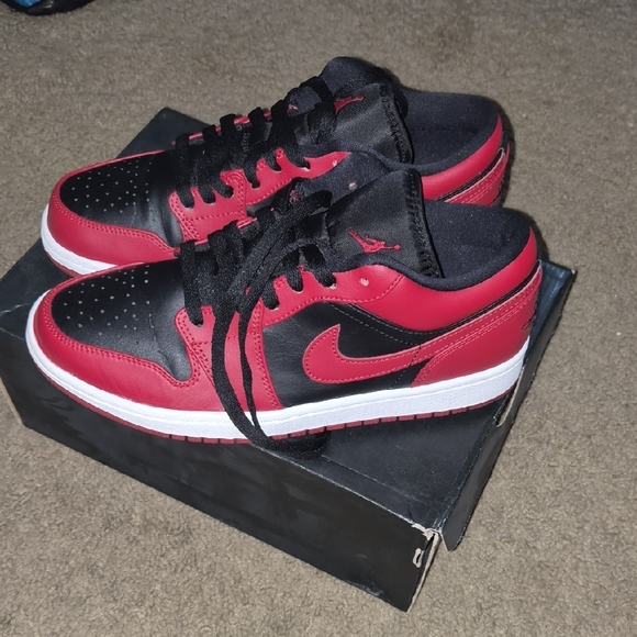 Air Jordan 1 Low Shoes Red and Black - Picture 4 of 7